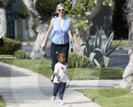 PEOPLE -  Charlize Theron spielt mit Klein August vor dem Haus
