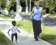 PEOPLE -  Charlize Theron spielt mit Klein August vor dem Haus