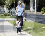 PEOPLE -  Charlize Theron spielt mit Klein August vor dem Haus