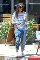 PEOPLE - Selma Blair gönnt sich einen Ice-Coffee