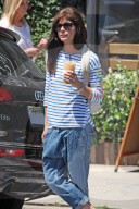 PEOPLE - Selma Blair gönnt sich einen Ice-Coffee