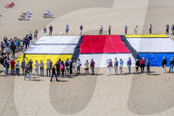 NEWS - Gemälde aus Handtüchern nach Piet Mondriaan am Strand von Scheveningen 