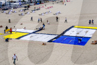 NEWS - Gemälde aus Handtüchern nach Piet Mondriaan am Strand von Scheveningen 