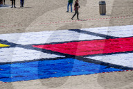 NEWS - Gemälde aus Handtüchern nach Piet Mondriaan am Strand von Scheveningen 