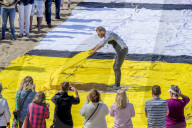 NEWS - Gemälde aus Handtüchern nach Piet Mondriaan am Strand von Scheveningen 