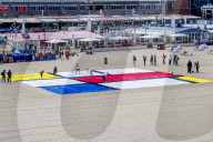 NEWS - Gemälde aus Handtüchern nach Piet Mondriaan am Strand von Scheveningen 
