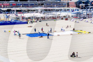 NEWS - Gemälde aus Handtüchern nach Piet Mondriaan am Strand von Scheveningen 