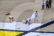 NEWS - Gemälde aus Handtüchern nach Piet Mondriaan am Strand von Scheveningen 