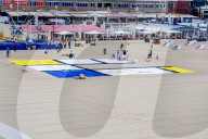 NEWS - Gemälde aus Handtüchern nach Piet Mondriaan am Strand von Scheveningen 
