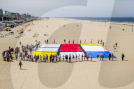 NEWS - Gemälde aus Handtüchern nach Piet Mondriaan am Strand von Scheveningen 