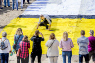 NEWS - Gemälde aus Handtüchern nach Piet Mondriaan am Strand von Scheveningen 