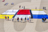 NEWS - Gemälde aus Handtüchern nach Piet Mondriaan am Strand von Scheveningen 