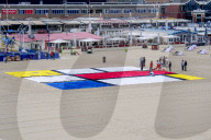 NEWS - Gemälde aus Handtüchern nach Piet Mondriaan am Strand von Scheveningen 