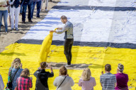 NEWS - Gemälde aus Handtüchern nach Piet Mondriaan am Strand von Scheveningen 