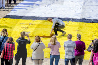 NEWS - Gemälde aus Handtüchern nach Piet Mondriaan am Strand von Scheveningen 
