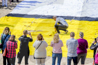 NEWS - Gemälde aus Handtüchern nach Piet Mondriaan am Strand von Scheveningen 