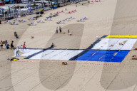NEWS - Gemälde aus Handtüchern nach Piet Mondriaan am Strand von Scheveningen 