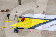 NEWS - Gemälde aus Handtüchern nach Piet Mondriaan am Strand von Scheveningen 
