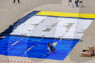 NEWS - Gemälde aus Handtüchern nach Piet Mondriaan am Strand von Scheveningen 