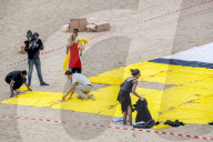 NEWS - Gemälde aus Handtüchern nach Piet Mondriaan am Strand von Scheveningen 