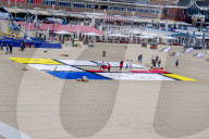 NEWS - Gemälde aus Handtüchern nach Piet Mondriaan am Strand von Scheveningen 