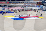 NEWS - Gemälde aus Handtüchern nach Piet Mondriaan am Strand von Scheveningen 