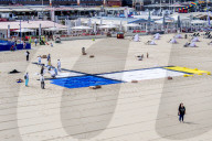 NEWS - Gemälde aus Handtüchern nach Piet Mondriaan am Strand von Scheveningen 