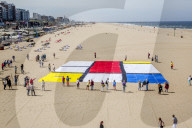 NEWS - Gemälde aus Handtüchern nach Piet Mondriaan am Strand von Scheveningen 