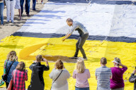 NEWS - Gemälde aus Handtüchern nach Piet Mondriaan am Strand von Scheveningen 