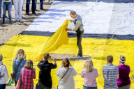 NEWS - Gemälde aus Handtüchern nach Piet Mondriaan am Strand von Scheveningen 