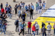 NEWS - Gemälde aus Handtüchern nach Piet Mondriaan am Strand von Scheveningen 