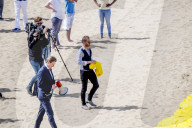 NEWS - Gemälde aus Handtüchern nach Piet Mondriaan am Strand von Scheveningen 