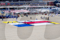 NEWS - Gemälde aus Handtüchern nach Piet Mondriaan am Strand von Scheveningen 