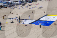 NEWS - Gemälde aus Handtüchern nach Piet Mondriaan am Strand von Scheveningen 