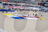 NEWS - Gemälde aus Handtüchern nach Piet Mondriaan am Strand von Scheveningen 