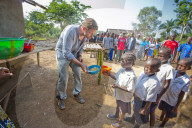 PEOPLE - Gerard Butler besucht Hilfswerk in Liberia