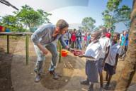 PEOPLE - Gerard Butler besucht Hilfswerk in Liberia