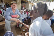 PEOPLE - Gerard Butler besucht Hilfswerk in Liberia