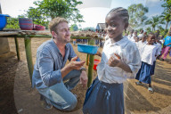 PEOPLE - Gerard Butler besucht Hilfswerk in Liberia