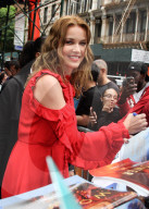 PEOPLE - Connie Nielsen zeigt was sie darunter trägt