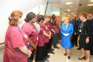 PEOPLE - Queen Elizabeth besucht Überlebende des Manchester Attentats