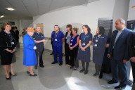 PEOPLE - Queen Elizabeth besucht Überlebende des Manchester Attentats