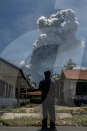 NEWS - Indonesien: Vulkan Sinabung spuckt Asche