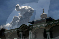 NEWS - Indonesien: Vulkan Sinabung spuckt Asche