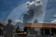 NEWS - Indonesien: Vulkan Sinabung spuckt Asche