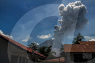NEWS - Indonesien: Vulkan Sinabung spuckt Asche