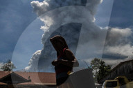 NEWS - Indonesien: Vulkan Sinabung spuckt Asche