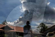 NEWS - Indonesien: Vulkan Sinabung spuckt Asche