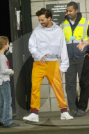 PEOPLE - Louis Tomlinson kriegt Besuch von Freundin Elanor