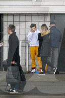 PEOPLE - Louis Tomlinson kriegt Besuch von Freundin Elanor